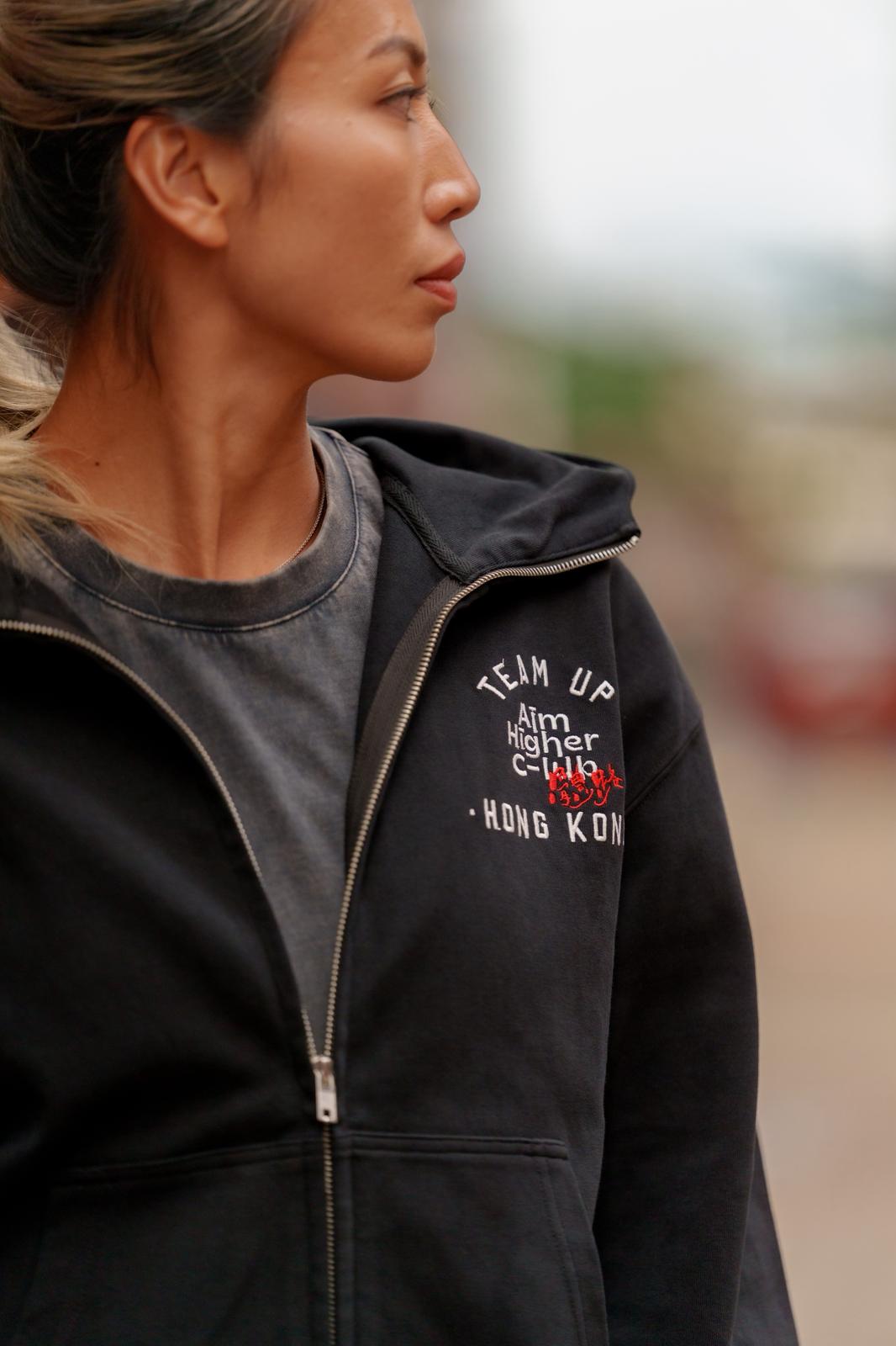 《體路》X AHC 撐起港隊 拉鏈有帽外套 (黑色/Black)