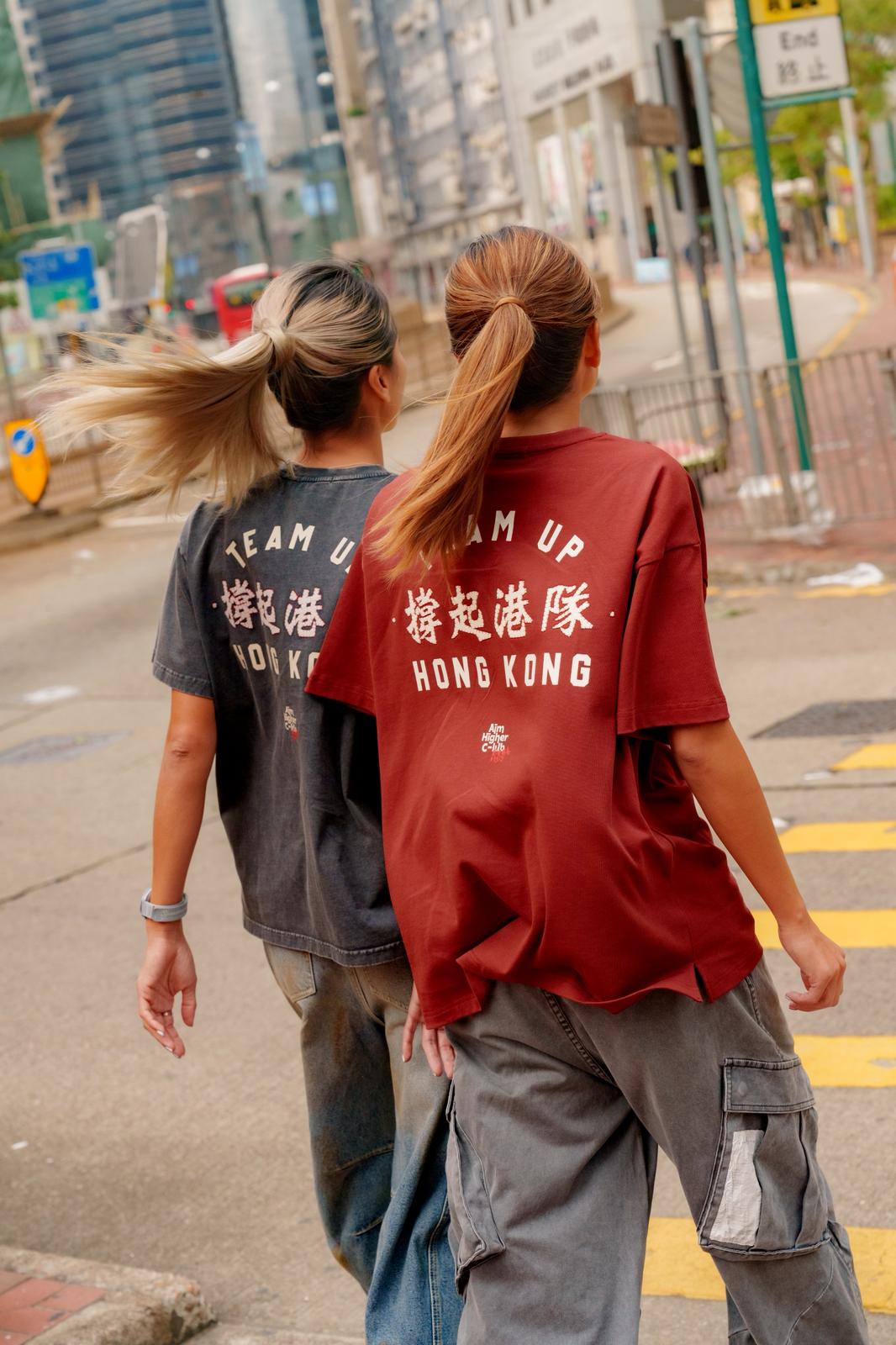 《體路》X AHC 撐起港隊 Tee (主場紅/Team Red)